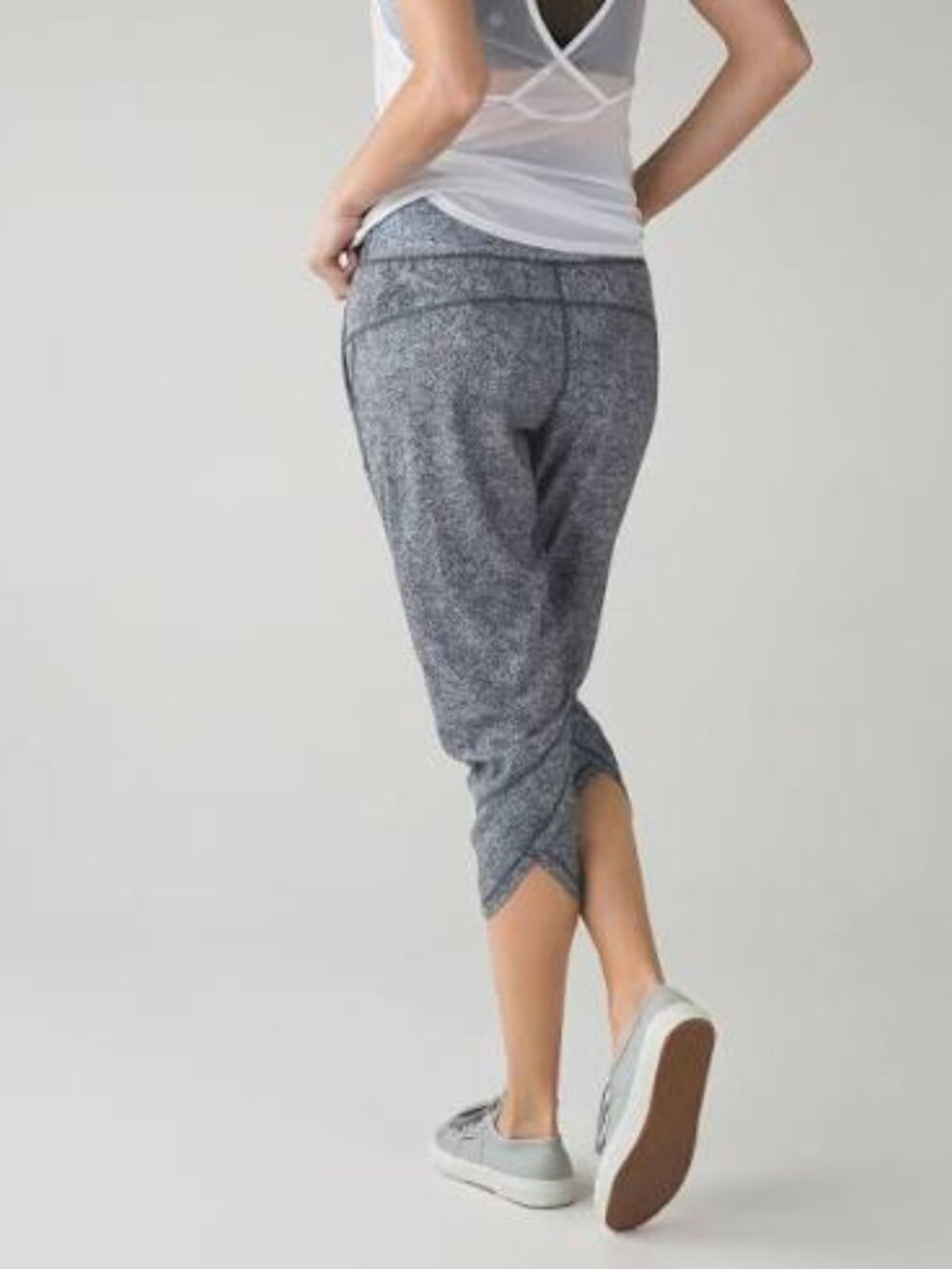 Lululemon Tranquil Crop Pants *Rio Mist White Black – Size 4
